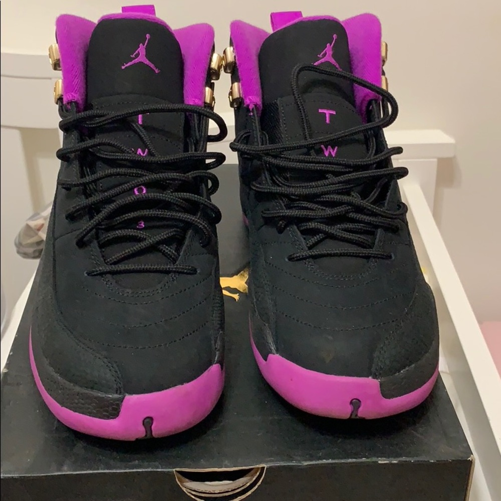 Jordan 12 retro Purple and black size 7men 9women